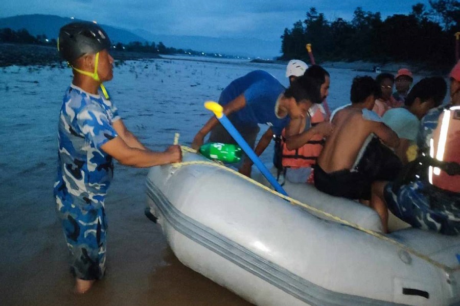 बाँध भत्किएर नदीमा फसेका २२ जनाको उद्दार