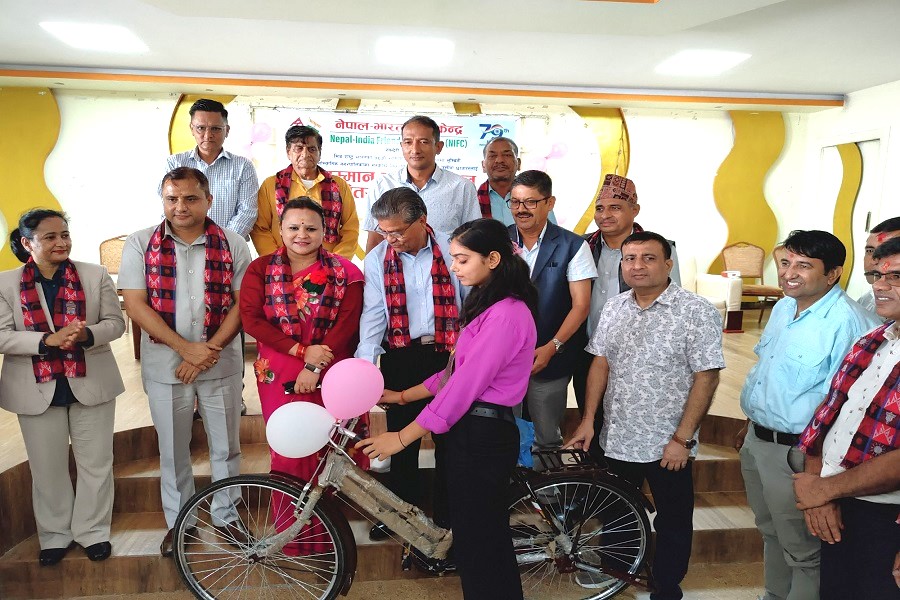 नेपाल–भारत मैत्री केन्द्रद्वारा लुम्बिनीमा छात्राहरुलाई साइकल वितरण