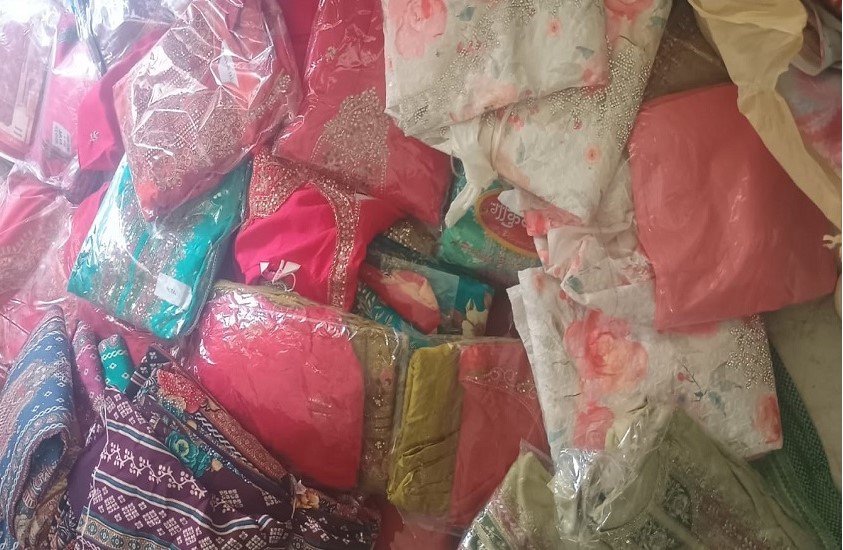 भन्सार छलेर भित्राइएको कपडा बरामद