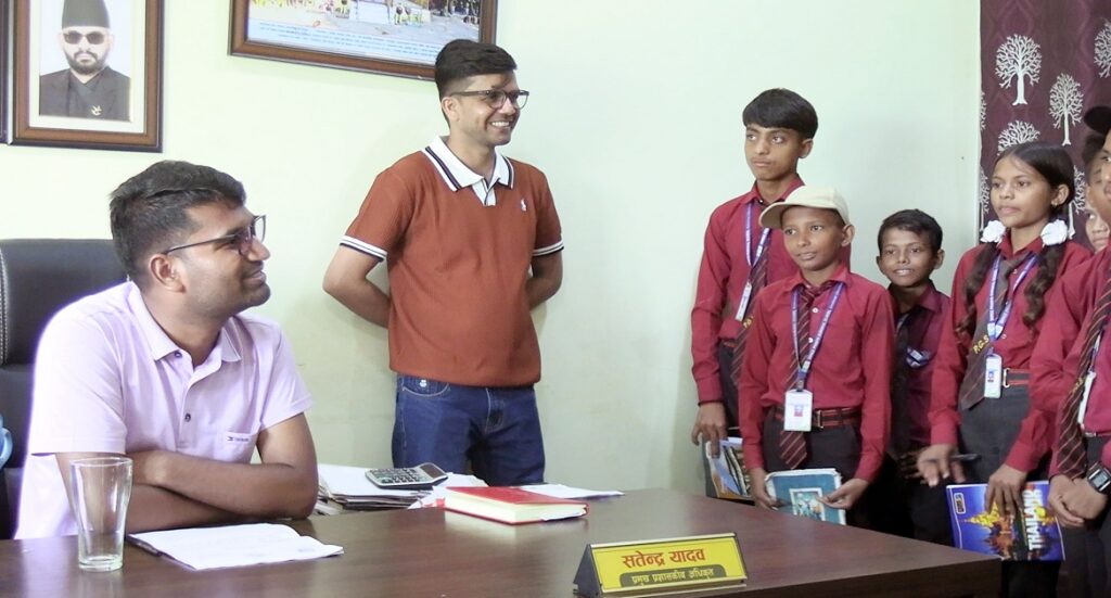 प्रशासकीय अधिकृतसँग विद्यार्थीको जिज्ञासा : ‘तपाईंजस्तो बन्न कति पढ्नुपर्छ?’