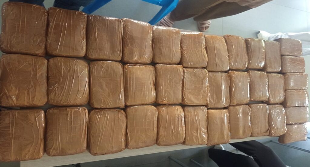 ३६ किलो चरेससहित बसपार्कबाट एक जना पक्राउ